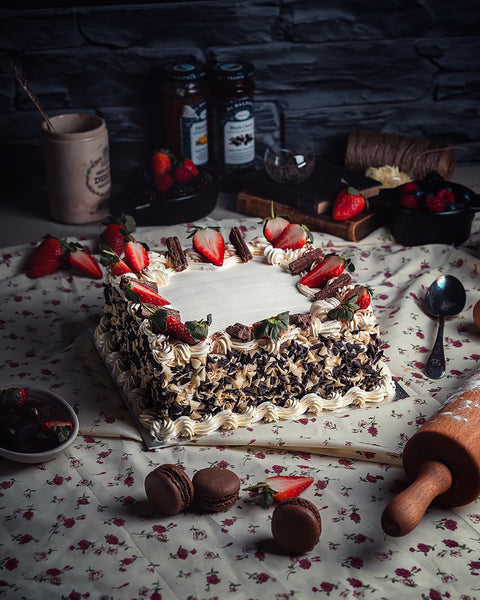 Strawberry And Flake Fresh Cream Cake - Starbake Patisseries